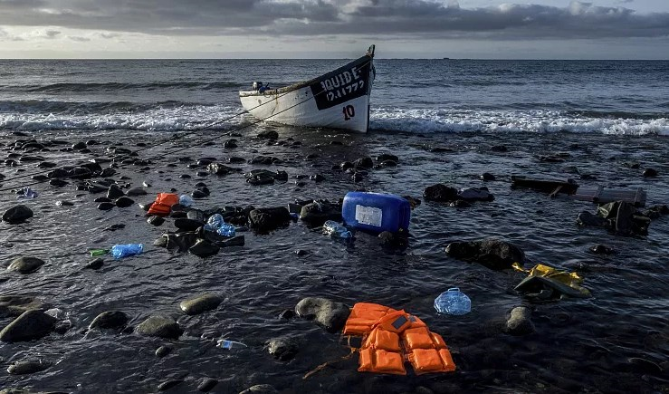 مقتل 6 مهاجرين اصطدم قاربهم بالصخور قبالة المغرب