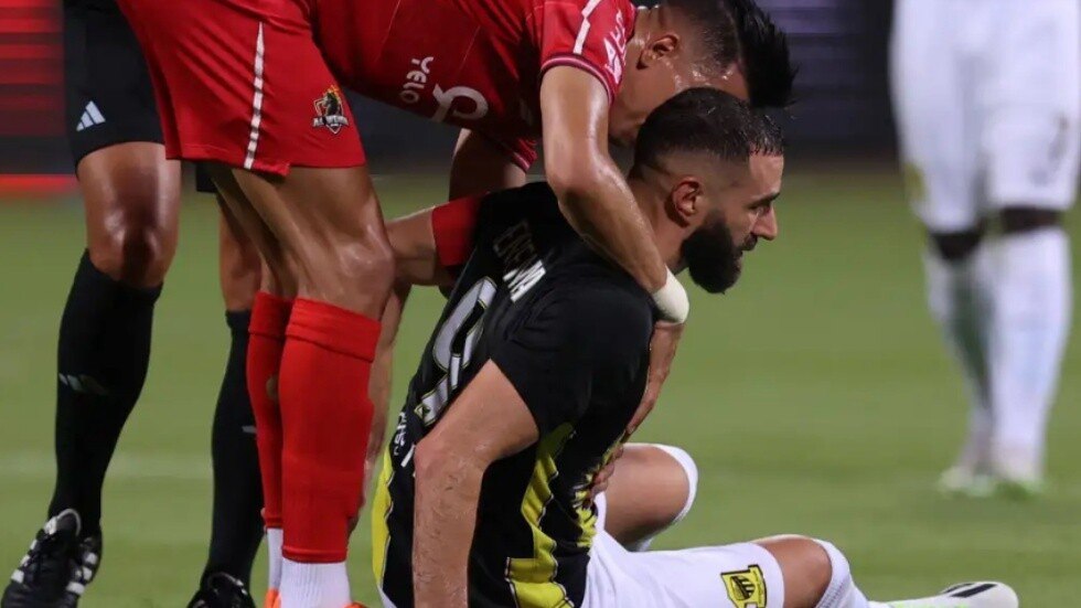 الكشف عن إصابة كريم بنزيما لاعب الاتحاد