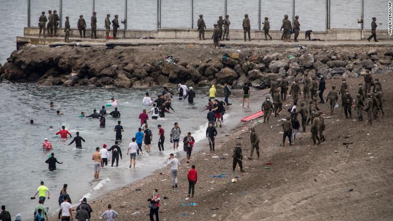 وسائل إعلام إسبانية…رفض المغرب إعادة مواطنيه الذين دخلوا سبتة سباحة