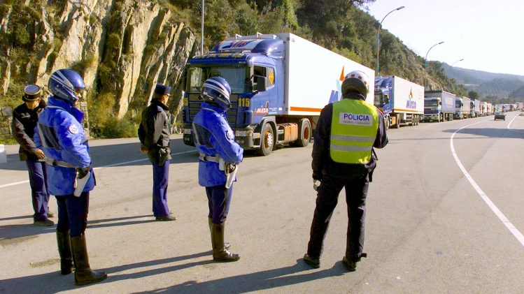 السلطات الإسبانية تكتشف 25 طنًا من الحشيش مخبأة داخل شاحنة تحمل بطيخاً  قادمة من المغرب