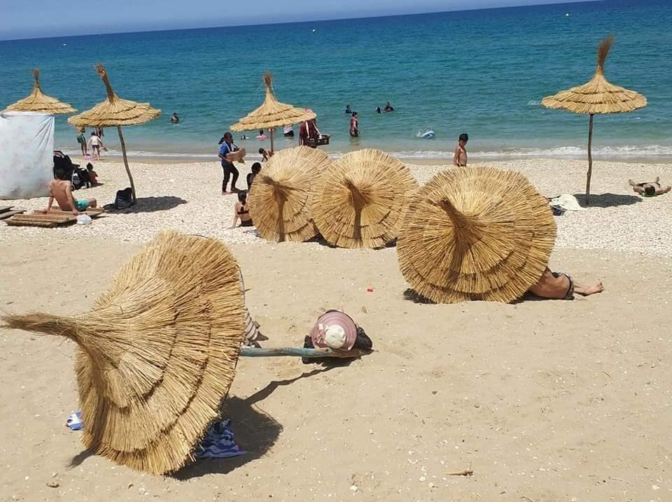 مظلات مجانية على شواطئ طنجة