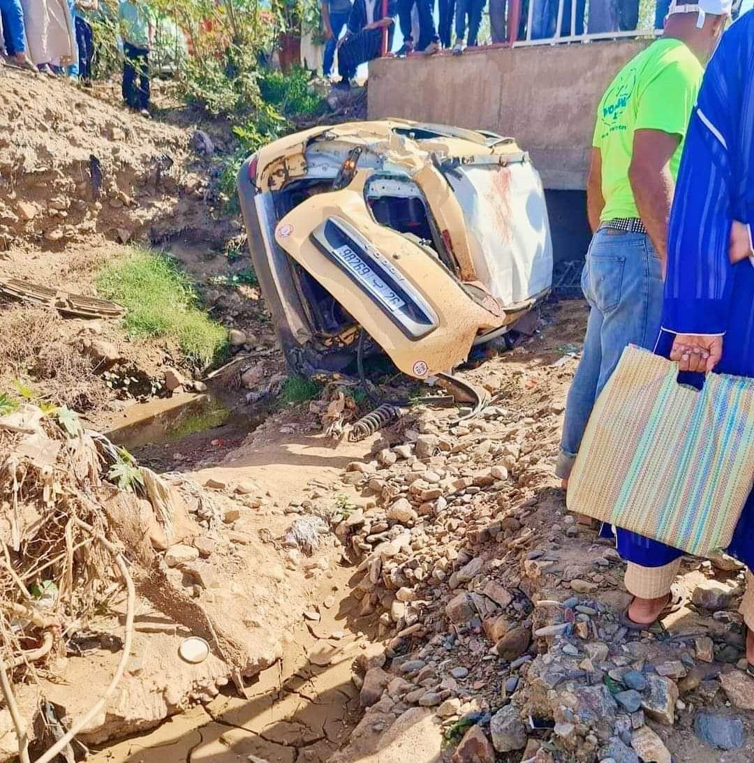 مصرع سائق وإصابة خمسة آخرين في حادث مميت بسقوط سيارة أجرة بوادي تدارت بمركز امزوضة