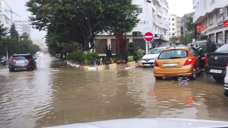 تساقطات مطرية غزيرة تسبب في حدوث سيول في عدد من الطرقات والشوارع بتطوان