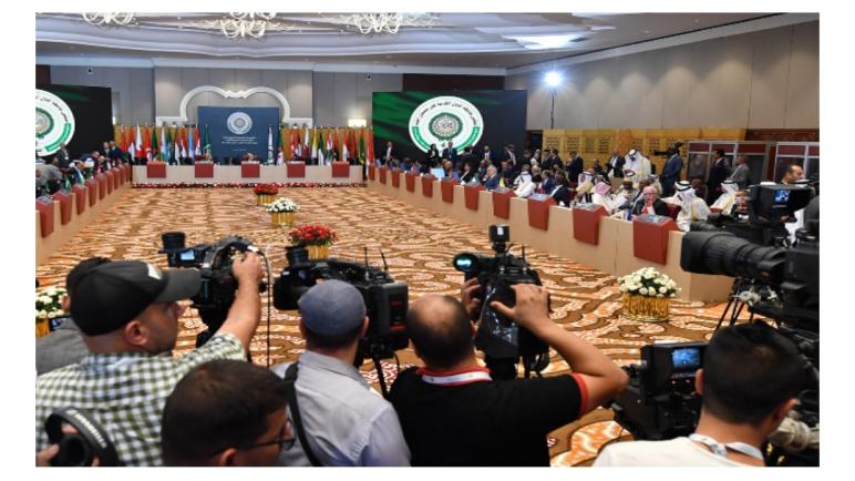 الوفد الإعلامي المغربي الرسمي يغادر الجزائر بعد منعه من تغطية أشغال القمة العربية