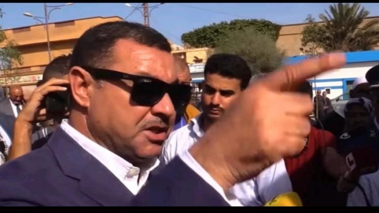 مواقع التواصل بالجزائر تنفجر غضبا على والي وهران بسبب إهانته لبائع طعام على الطريق