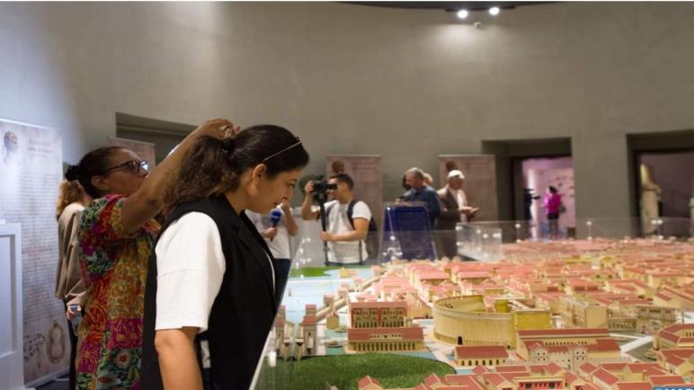 إسبانيا : سفراء أفارقة وعرب يزورون معرض “حول أعمدة هرقل.. “
