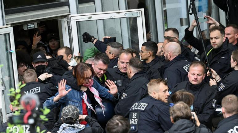 قمع تظاهرة مؤيدة للفلسطينيين في جامعة برلين الحرة من قبل الشرطة الألمانية