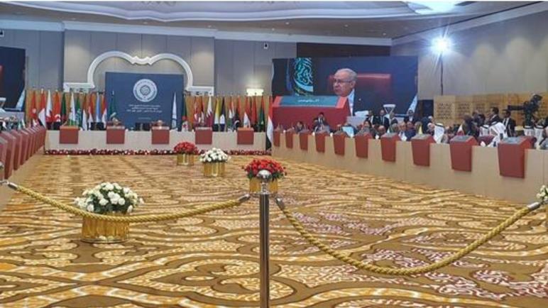 أفادت مصادر مطلعة اليوم الأحد ، بأن الجامعة العربية نجحت في احتواء الخلاف المغربي – الجزائري خلال إعداد جدول أعمال القمة على مستوى وزراء الخارجية