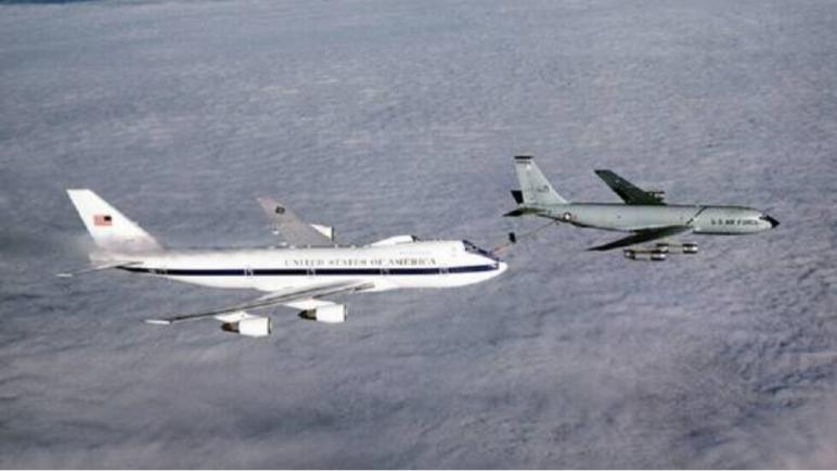 طائرة “يوم القيامة” الأمريكية تهبط في قاعدة روتا الإسبانية