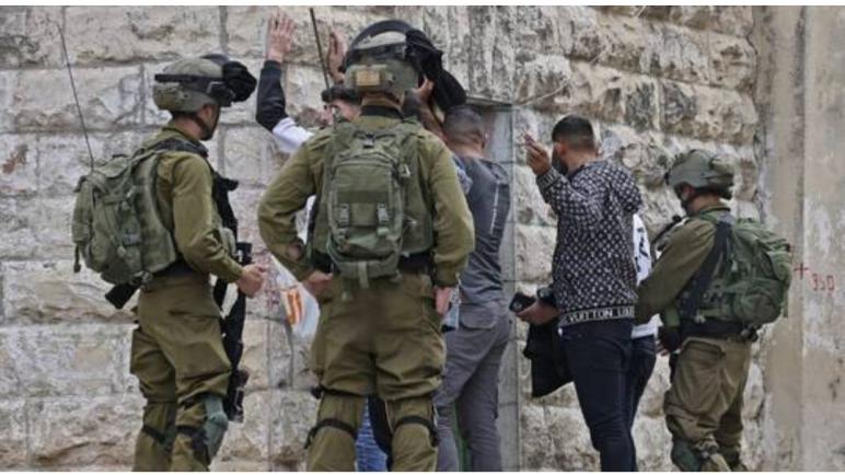 إسرائيل : اعتقال فلسطيني يحمل سكينا في الضفة الغربية