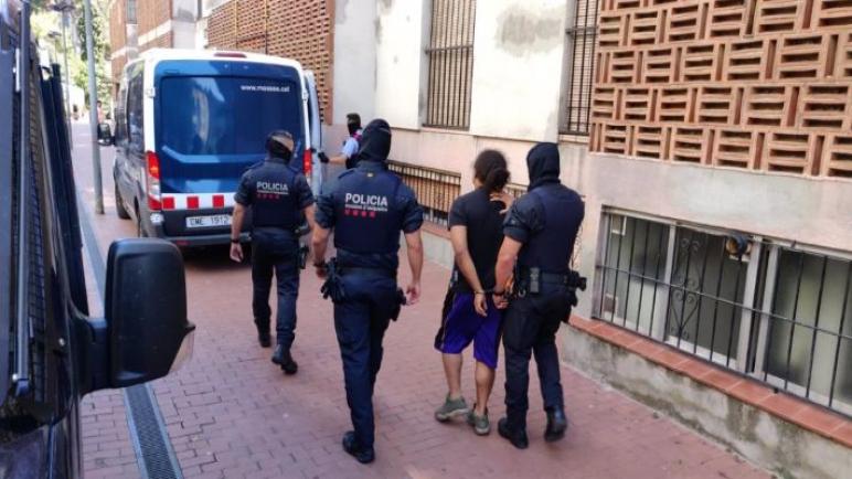 تمكن الشرطة الوطنية الإسبانية والفرقة الأمنية الكتلانية، بتفكيك عصابة لها علاقة بالمافيا المغربية “موكرو مافيا” الموجودة بهولندا.